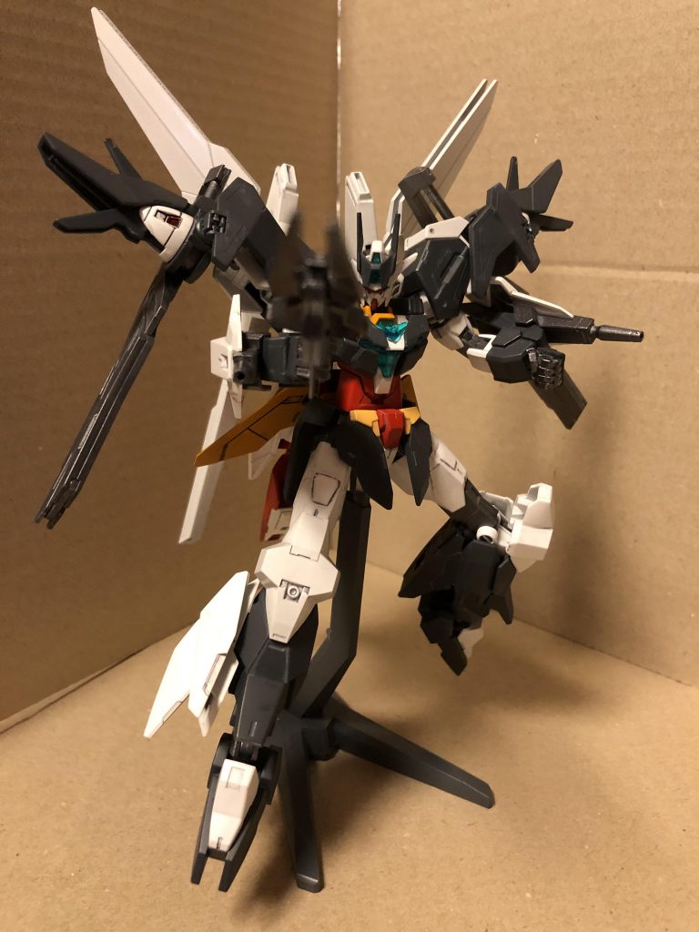 ポージング。ビームライフルはアースリィガンダムのものを利用しています。