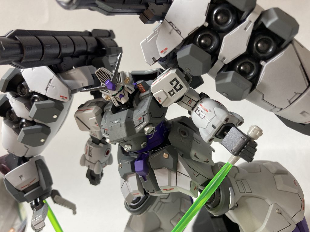 やはり好きな機体をいじるというのは非常に楽しかったです。カラーリングも個人的には満足しています。試作1号機フルバーニアンと並べて飾るのが次の目標です。見てくださりありがとうございました。たまたまあったので　#すえ王　を追加してしまいましたが大丈夫でしょうか、、？https://twitter.com/tadukb_kaku/status/1278270511428984833?s=21 