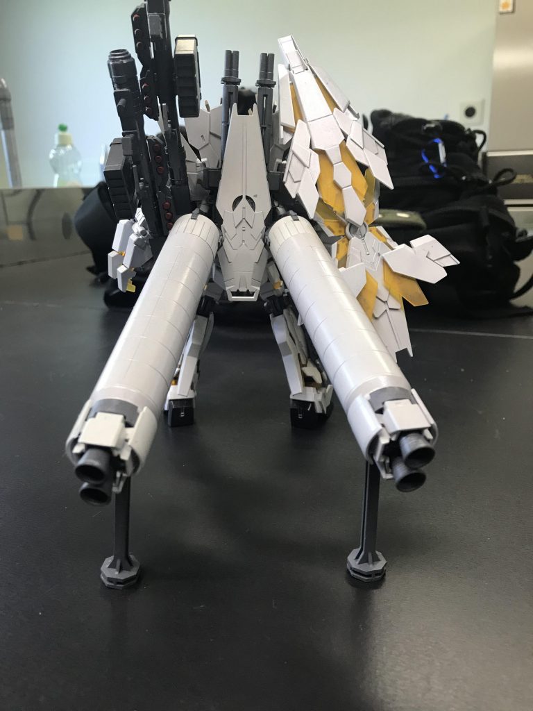 ユニコーンガンダム系は作るとパーツが余りまくるので
その処分祭みたいな製作です。
フルコーンのユニコとノルンのユニコで
フェネクスのユニコを作ったんですが
その時余ったパーツをバンシィノルンのDモードに全乗せしました。