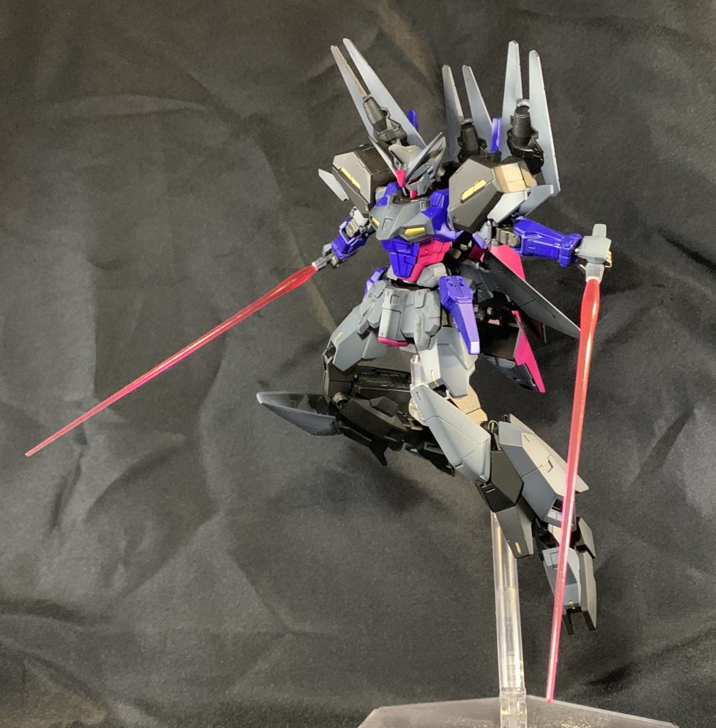 ジェミナスのバックパックはそのまま付いているので、ビームサーベルも装備出来ます