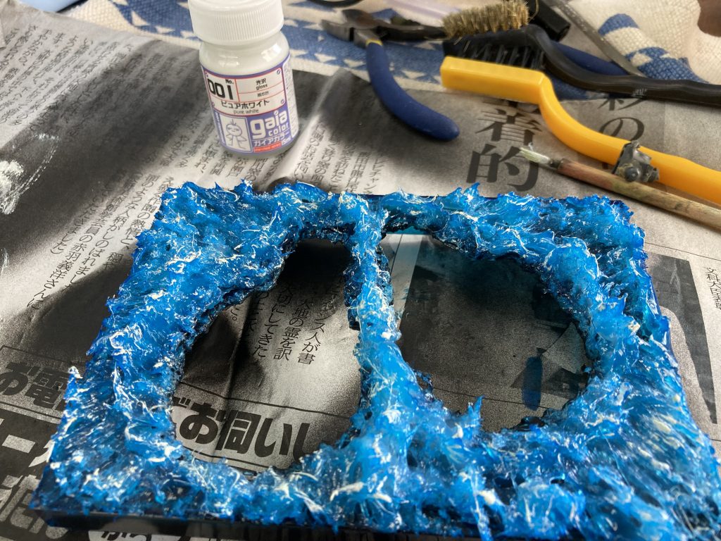 水深の深みの色を出す為ケース裏を黒で塗装して、表側をクリアブルーて吹きました。波潮を白で筆塗装です。