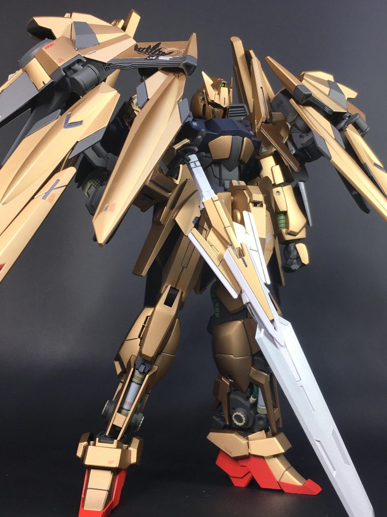 全体としては百万式を大事に残すように工作してます(キット自体も非常に出来が良かったので)
あくまでフラッグ機をイメージしてるので見た時の威圧感を優先してシルエットを作ってます
主武装は この画像の剣になります