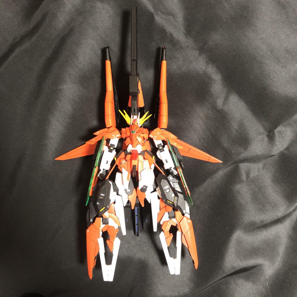 下から。
肩と脚部を畳むだけで変形できます。