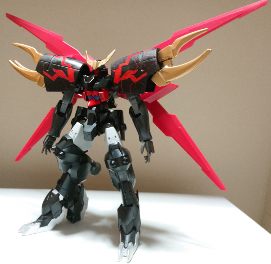 頭部はセラフィムガンダムにバルバトスの角、両肩はジャンクパーツで制作。
両腕にダークハウンドとバクトを使用し、下半身にガンダムウヴァルとバルバトスルプスレクスの脚を使っています。
胴体の顔はプラバンとOO系のクリアパーツで制作し、肩の模様は赤く塗装した後シールを貼りその上からマーカーエアブラシで黒く塗りました。
ひび割れ模様は血管をイメージしました。
魔神英雄伝ワタル2に登場する邪戦角をモチーフとしています。