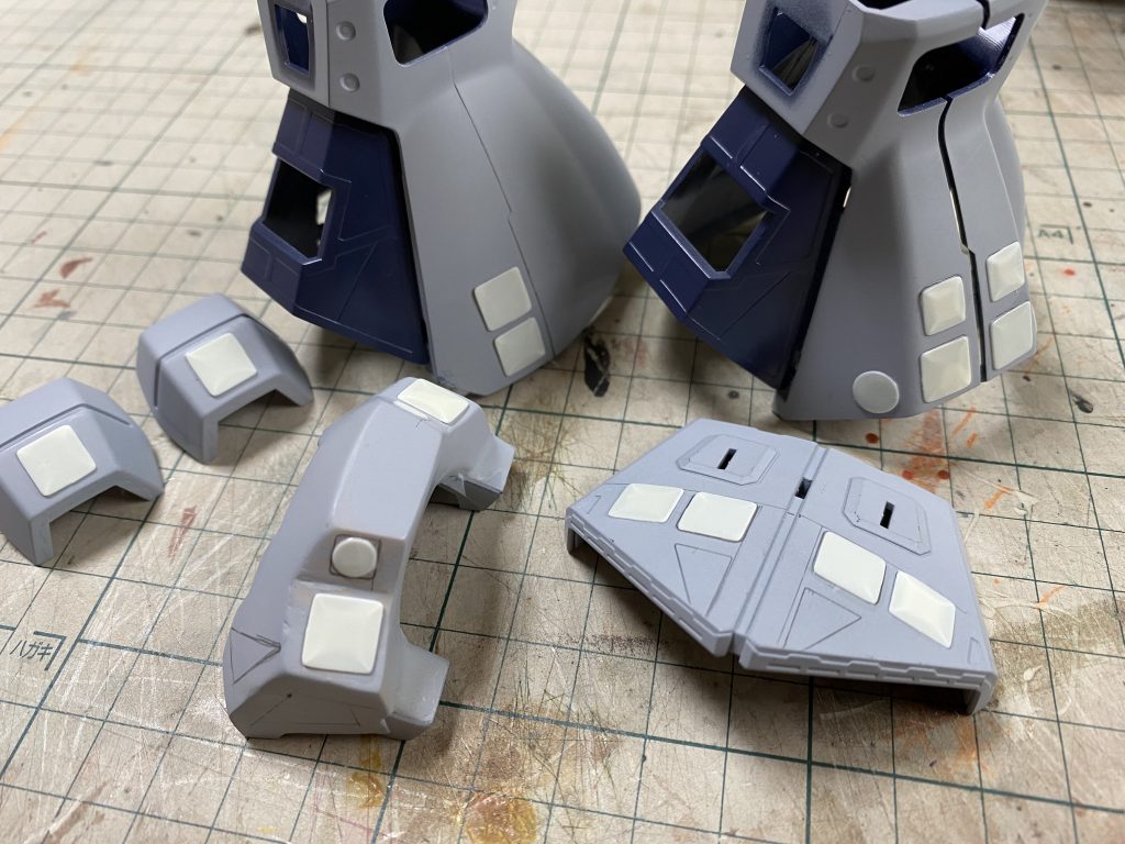 各パーツにスジ彫りやディテールアップを施し、本サフ吹き、下地塗装、本塗装をしました。