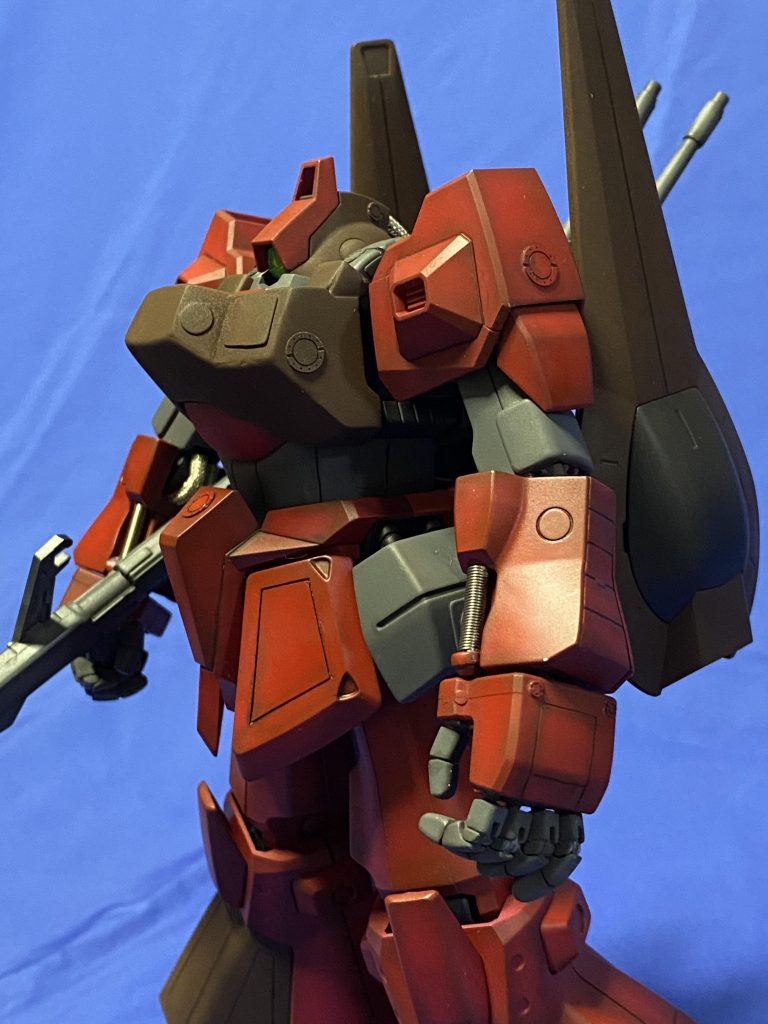 随所にスジ彫りを入れ墨入れし、エッチングパーツやプラ板で単調な装甲にディテールアップ。
パイプ部分もスプリングに置き換えて重厚さを持たせています。