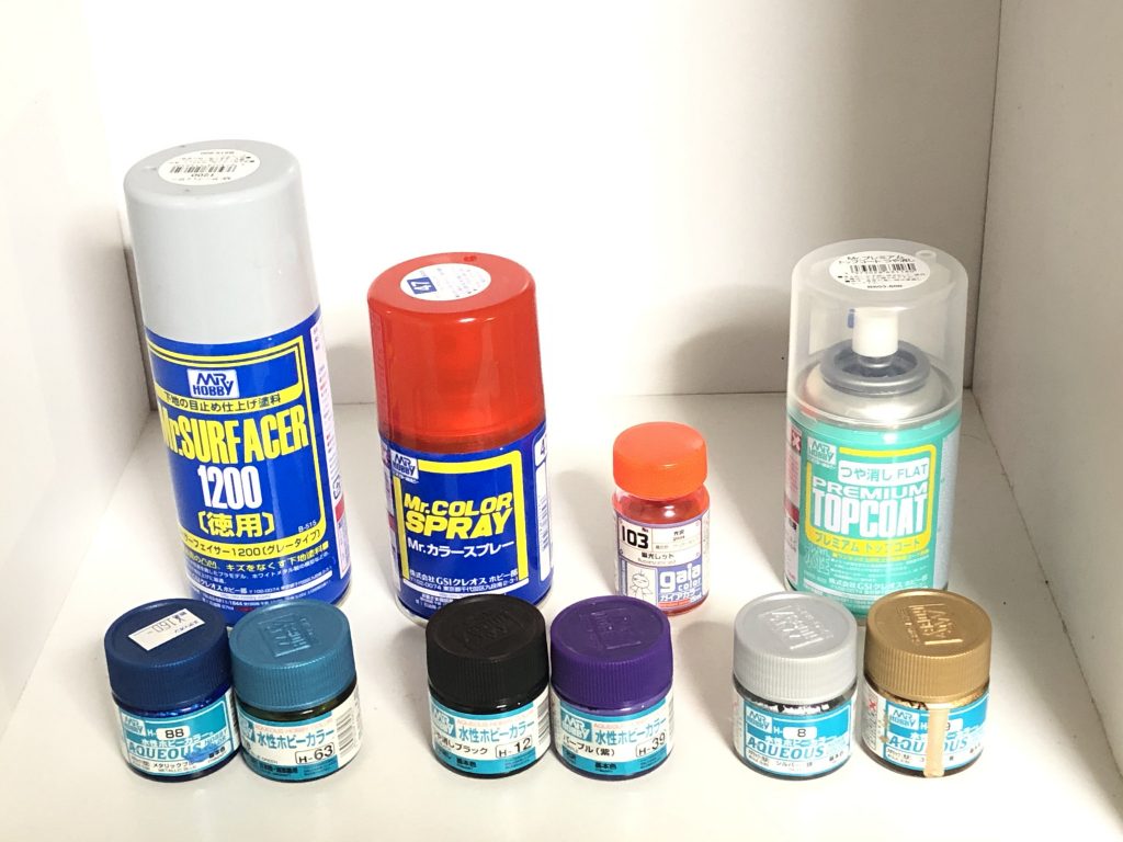 メタリックブルーには少量メタリックブルーグリーンを混ぜ、ブラックにも少量パープルを。
つや消しでコートし、落ち着いた質感にしています。

センサー部はブラックライト発光目当てで蛍光レッド。
翼と槍のエフェクトパーツにはクリアレッドを少し塗布して赤みを増しています。