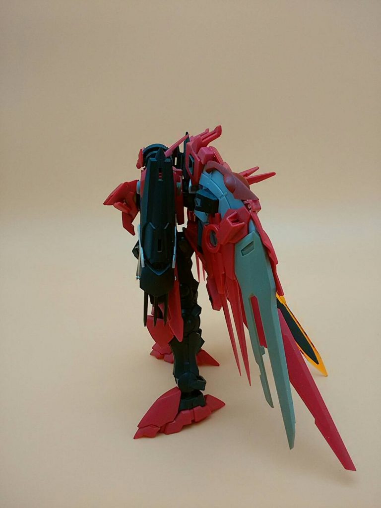 最初は赤黒の機体色で行こうと思ったら、どう見てもタジャドルなので変えました