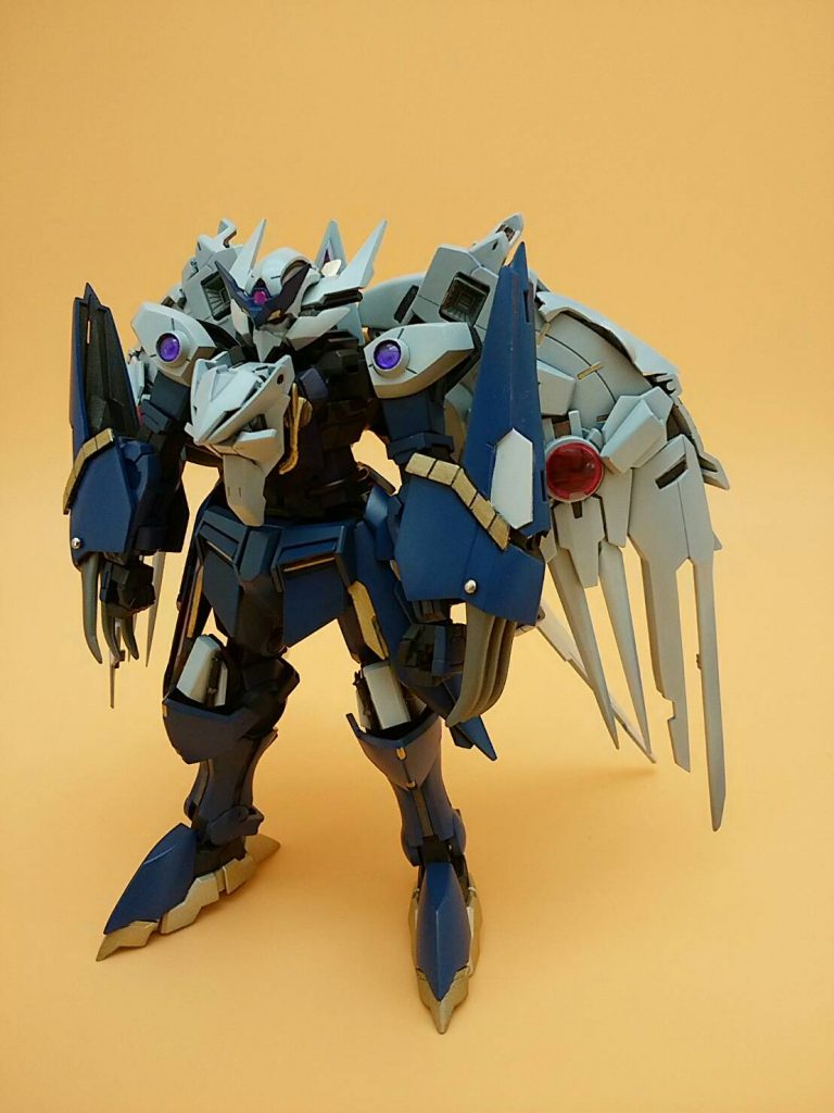 膝関節を逆に組み、下半身を前後入れ替え逆関節の鳥脚にしています