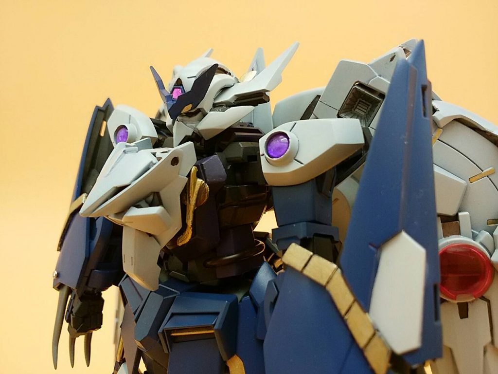 ダークマターのマスクをずらして接着し嘴に見立てています