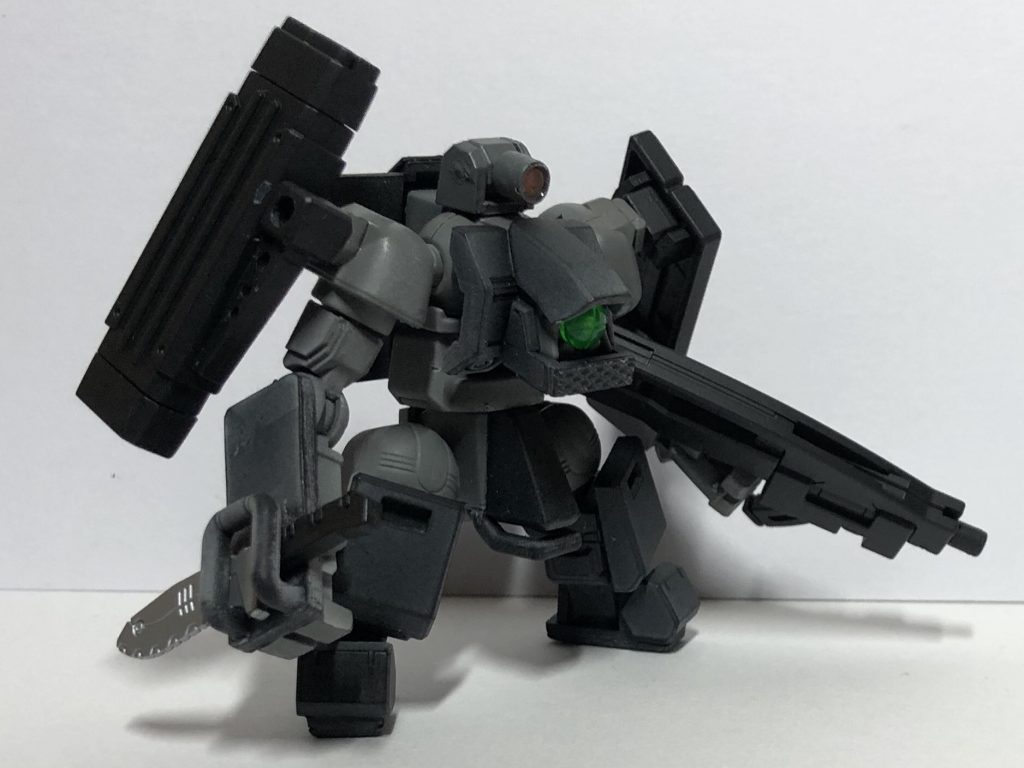 両肩を換装、戦闘形態！
ナイフ、マシンガンを装備。