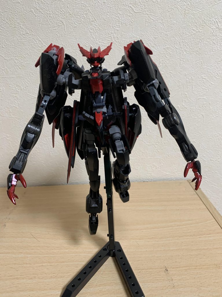 大型化による重量の増加により自立は不可なためエイハブリアクターと各部姿勢制御ブースターで常に浮遊した状態を保っている。そのため本来、ジュリアの脚部にあたる大型ブースターは肩部パーツとして使用されている。
名前のルプスレイスとは、ルプス(狼)のレクス(王)ではなくレイス(亡霊)という意味合いである
メイン武装
・腕部大型マニピュレーター
・腕部ブレードガン
・肩部ブースターブレード
・腰部ブレードガン
・踵部ドリルパイル
・ダインスレイブ内蔵シールド
である。