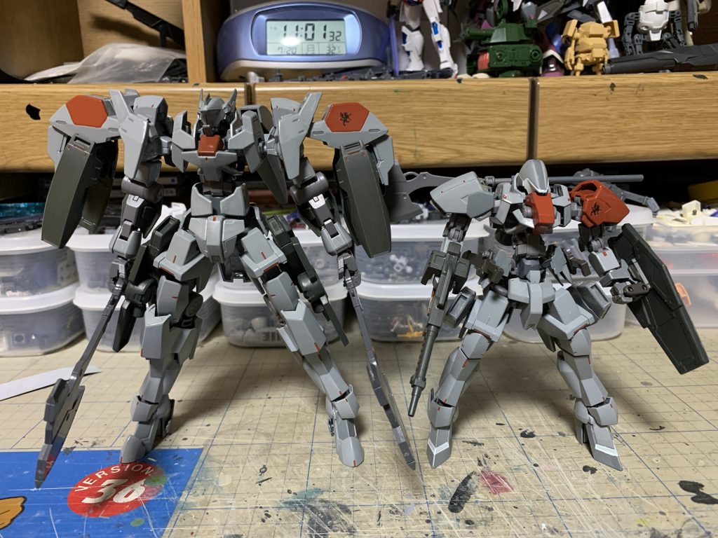 塗装はサフ吹きしてタミヤカラーの筆塗りです。
最後に部隊標準機となるマーセナル・グライフと2ショット。アインベースなので大きさ違い過ぎですね。
ご清聴ありがとうございました。そ