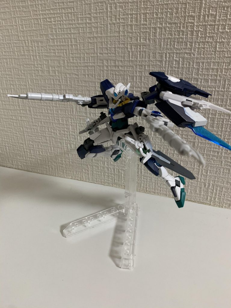 今回は主にクアンタベースで、シアクアンタのパーツは武装以外ではアンテナと胴体端部・側面、膝、バインダー部、足先、腰に使われています。