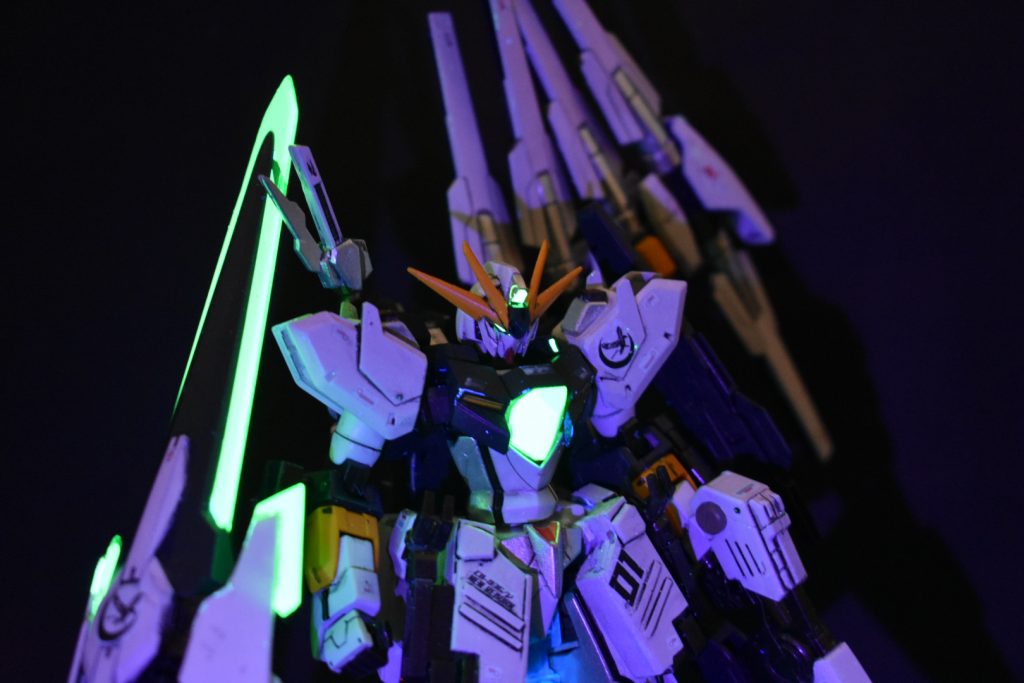 一部蛍光塗料を使っているのでブラックライトを当てると発光します