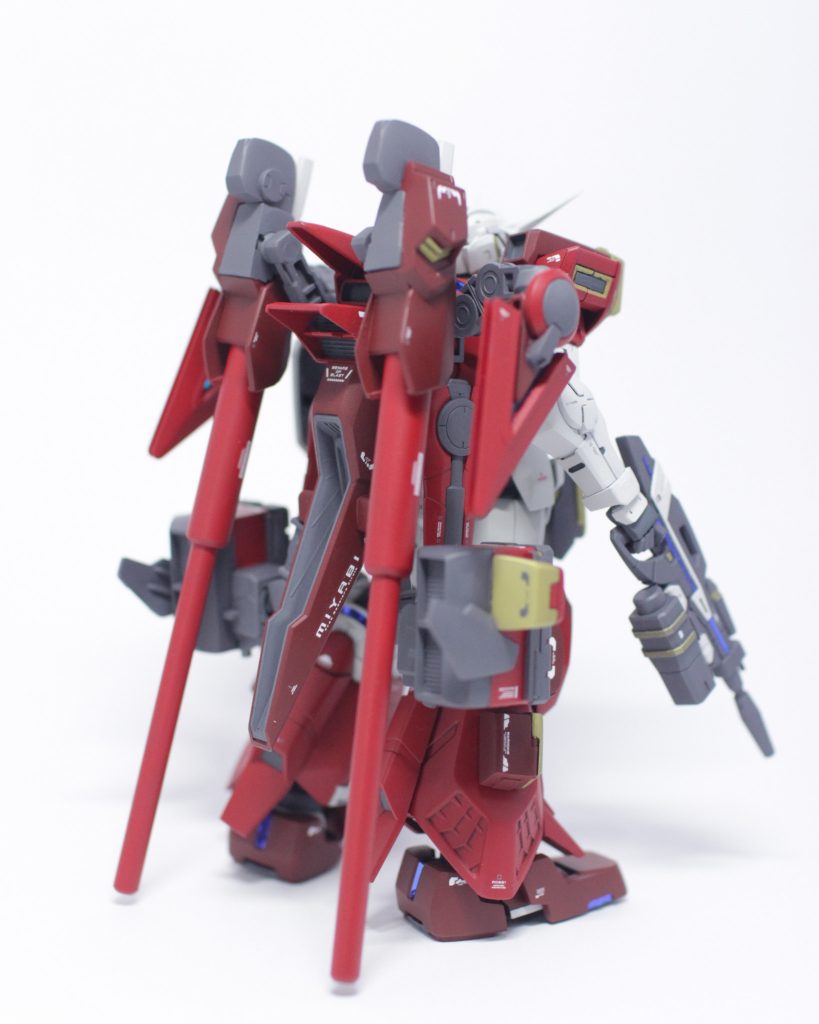 艦載時は砲身を下方に向けることで全高を抑えることができます。