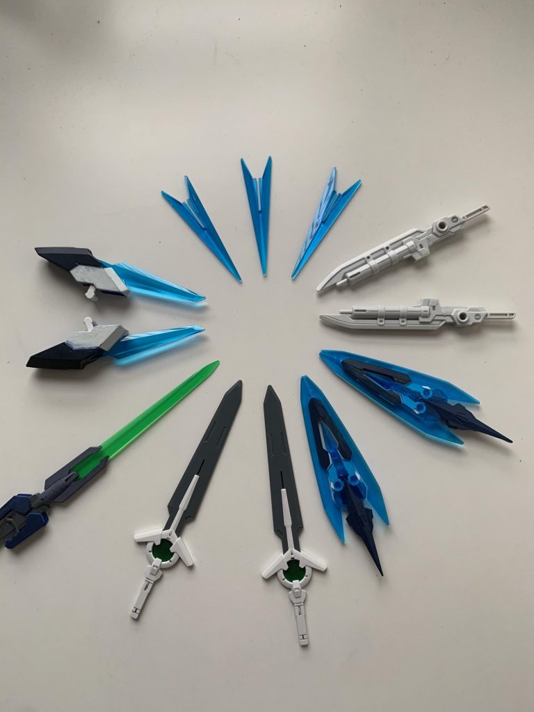 武装説明。上から時計回りに行きます。GNエッジビット×3、これはバインダー部に一基、ビット後方に一基ずつ装備しています。ガンブレード×2、これはバトルアームアームズのが個人的に超好きなのでそのまま使いました。GNパルチザンビット×2、これはシアクアンタのビットをリペイントして使っています。GNダイバーソード×2、ダイバーエースのものを太陽炉と接続する凸部を切り落として使っています。GNソードV、クアンタのものをリペイント。最後にGNナイトエッジ。トランザムGNブレイドをリペイント、そこからバインダー部の大型クラビカルアンテナを加工して取り付けています。