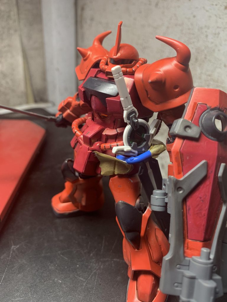 剣はランナーをこの字にして瞬着で引っ付けることでマウントしています