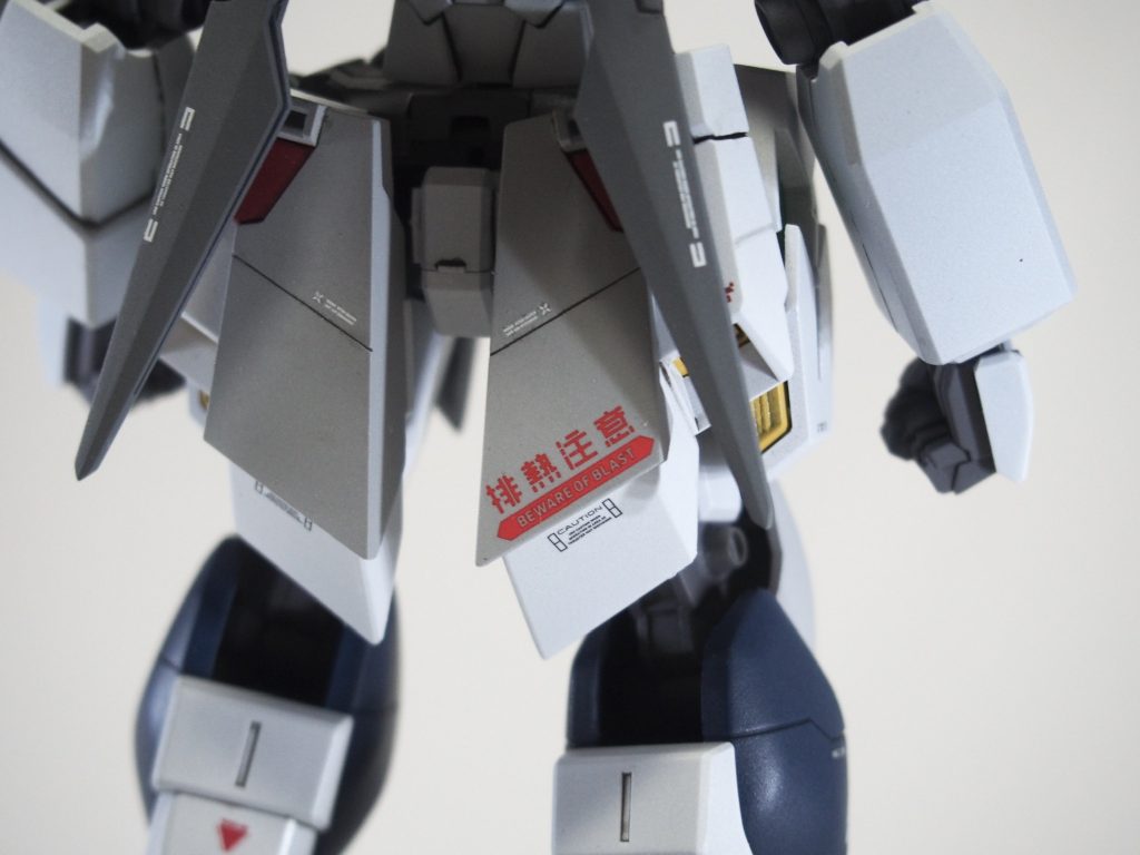 宇宙世紀っぽさとサイコフレーム搭載っぽさを出すためにMGのユニコーンからシールドと腰部を流用
シールドはサイコフレームの色変えのみで、腰部はフロントアーマー以外を使用しました。
また、腰の基部だけはOガンダムの腰を使用しています