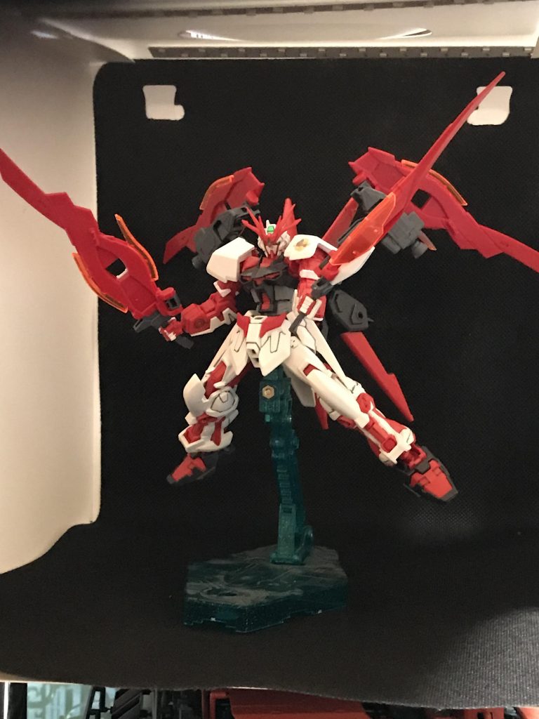 カレドヴルッフ改を構えている。刀身がなくても刀身を作り出すことも可能です