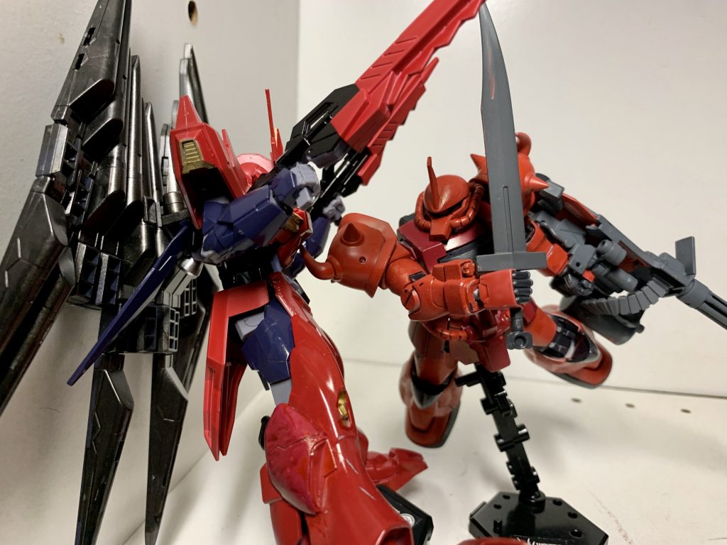 武装ではないですけどジオン特有のスパイクショルダーでタックルもかっこいいですよね!機動力を活かして相手に迫り一撃喰らわす姿は惚れ惚れします!