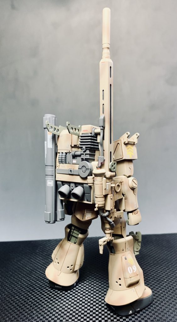 ランドセルにスナイパーライフルのマウントをプラ板にて製作し取り付け。
ネオジム磁石を仕込み保持力をアップしています。