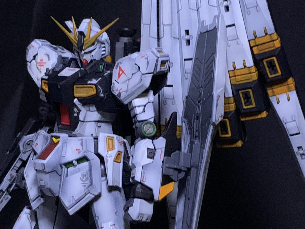 関節に、サイコフレームを意識して
蛍光グリーンで墨入れしてます！