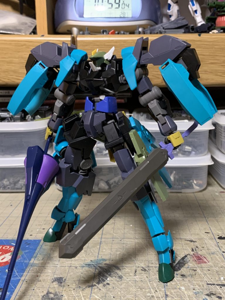 これまたta-zuさんのマネでグレイズリッターの太腿スラスターにグレイズスラスター装着。
そのままでは芸がないのでスラスターを三枚に増やしてみました。
膝関節のグレイズスラスターは撤去しています。爪先、踵にパーツを盛って若干の大型化。