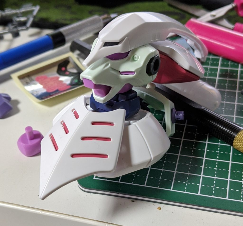 元々はキュベレイの胴体を縦割りしてスリム化しようとしてたのですがイマイチ上手く行かず同じようなコンセプトのGルシファーと組み合わせると凄くマッチしてミキシングに変更しました。
ポリキャップも共通が多かったので合わせやすかったです。
腹部はダブルオースカイから拝借して整形しました。