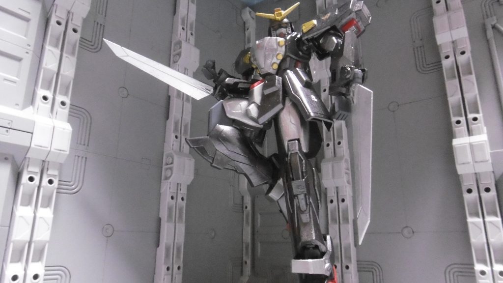 下から見上げると、内側のベース基部が見えちゃったりもします。
それも含めての、ファルシャー感。