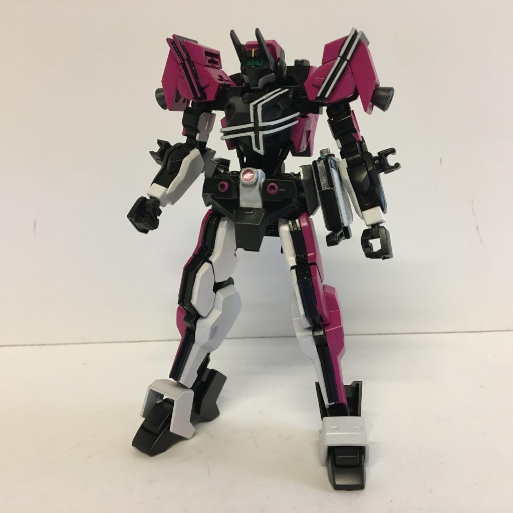 正面から、ディケイドは特別なギミックは作らず、特徴的な模様とマゼンタカラーに力💪を入れました。