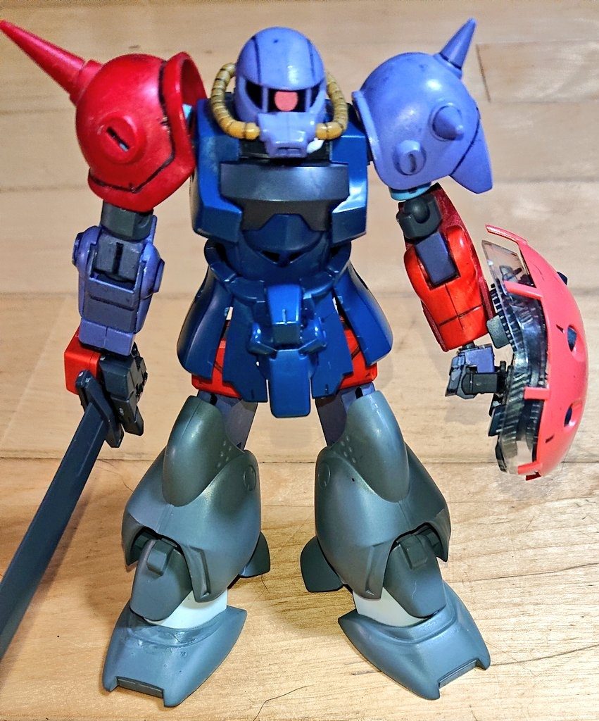 腕部を除いた機体構成の説明です。
頭部→HGハイザック
胸部→HGグフカスタム
両肩部→HGグフカスタム
右肩スパイク→HGマラサイ
左肩スパイク→HGハイザック
両太もも→HGマラサイの肩パーツ
両脚部→HGズゴックE
塗装は、ガンダムマーカーで行いました。