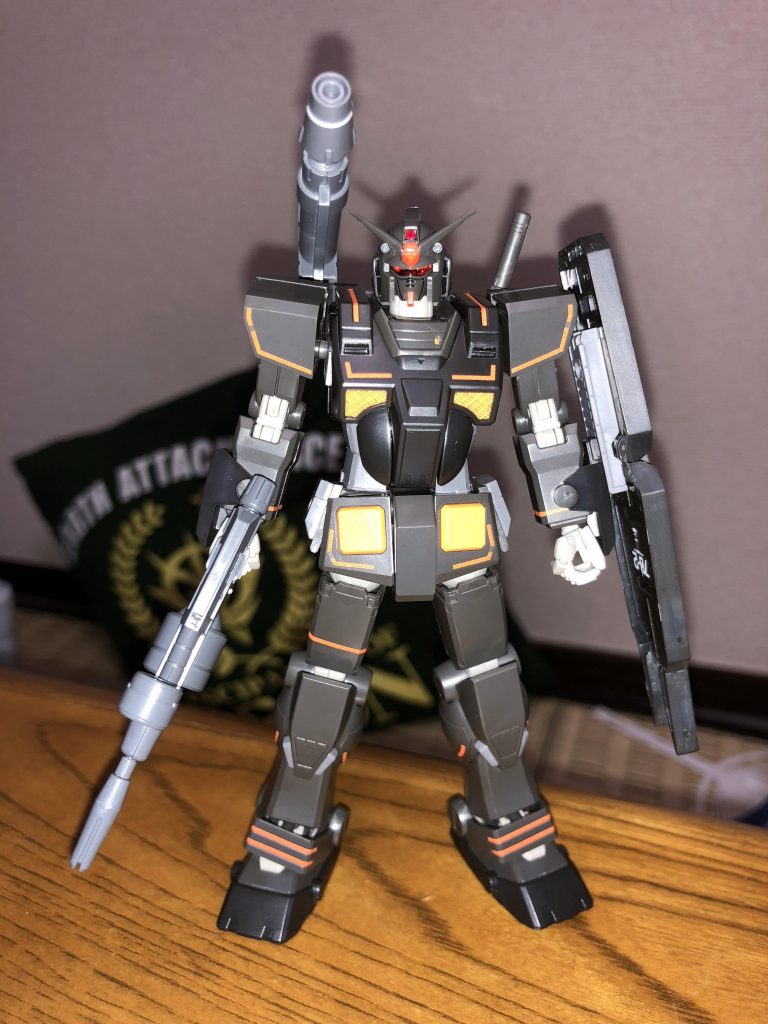 同じポーズでフラッシュを焚きました。フェイス部分が見やすくなったと思います。