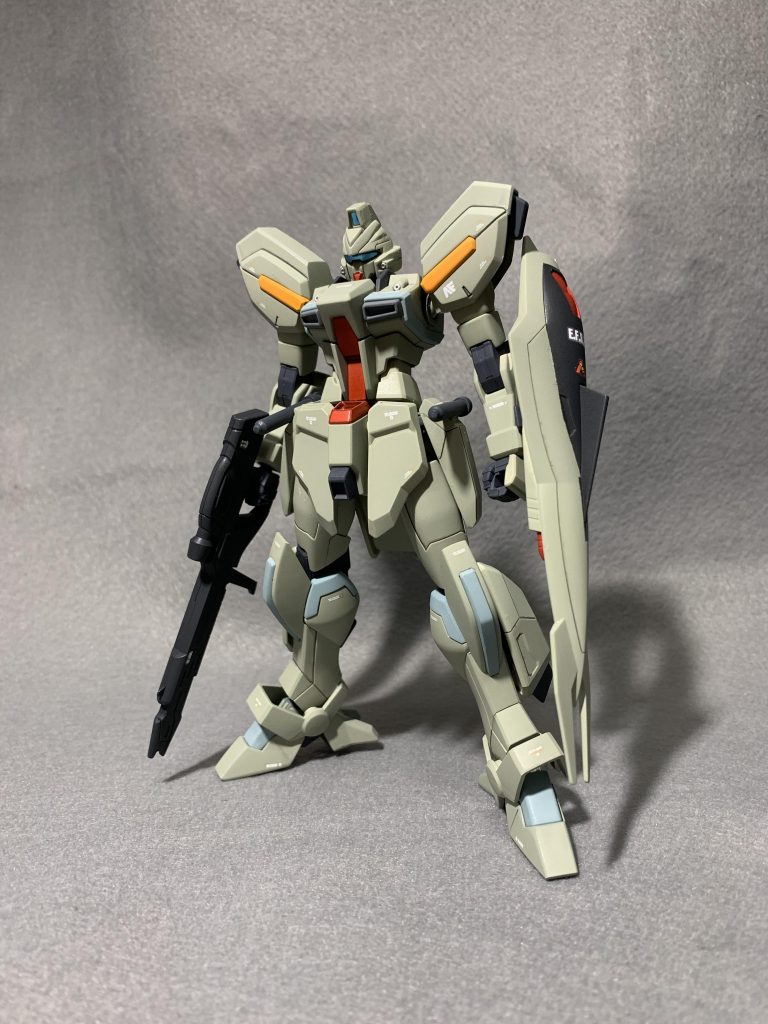 製作は頭部をジェガンぽくする為に口の部分をプラ板から切り出して貼り付けたくらいで他は特に弄らずジェガンカラーに塗装。