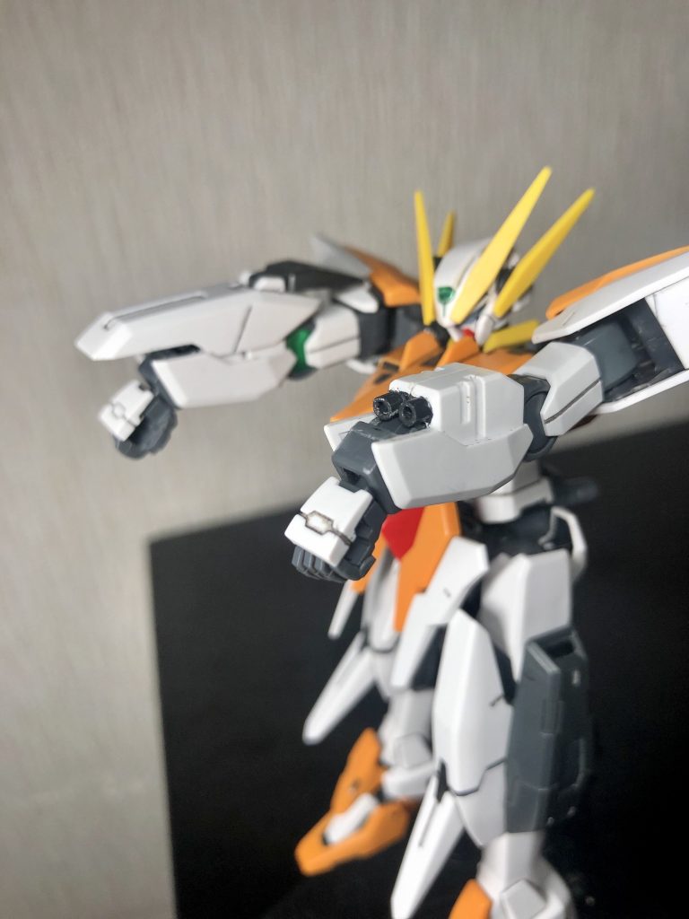 改造した内部はこんな感じ
せっかく腕部に展開機構あったんで、プラ棒に1.5mmの穴開けてアリオスと同じ兵装っぽいのを追加
ただ、ハルートが独特の肩関節と可動軸なのでポーズはとりにくい