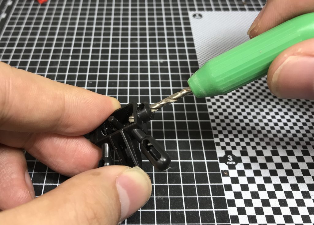 2.5mmのドリルでリゲルグのバックパックに穴開け