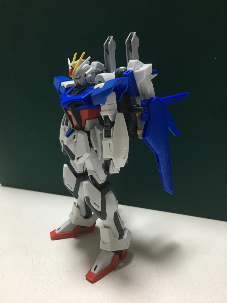 機体自体の出力がフリーダムに及ば無い為、武装自体の威力も本家以下。だが量産機が全て偽自由と言うロマンの元、開発された。