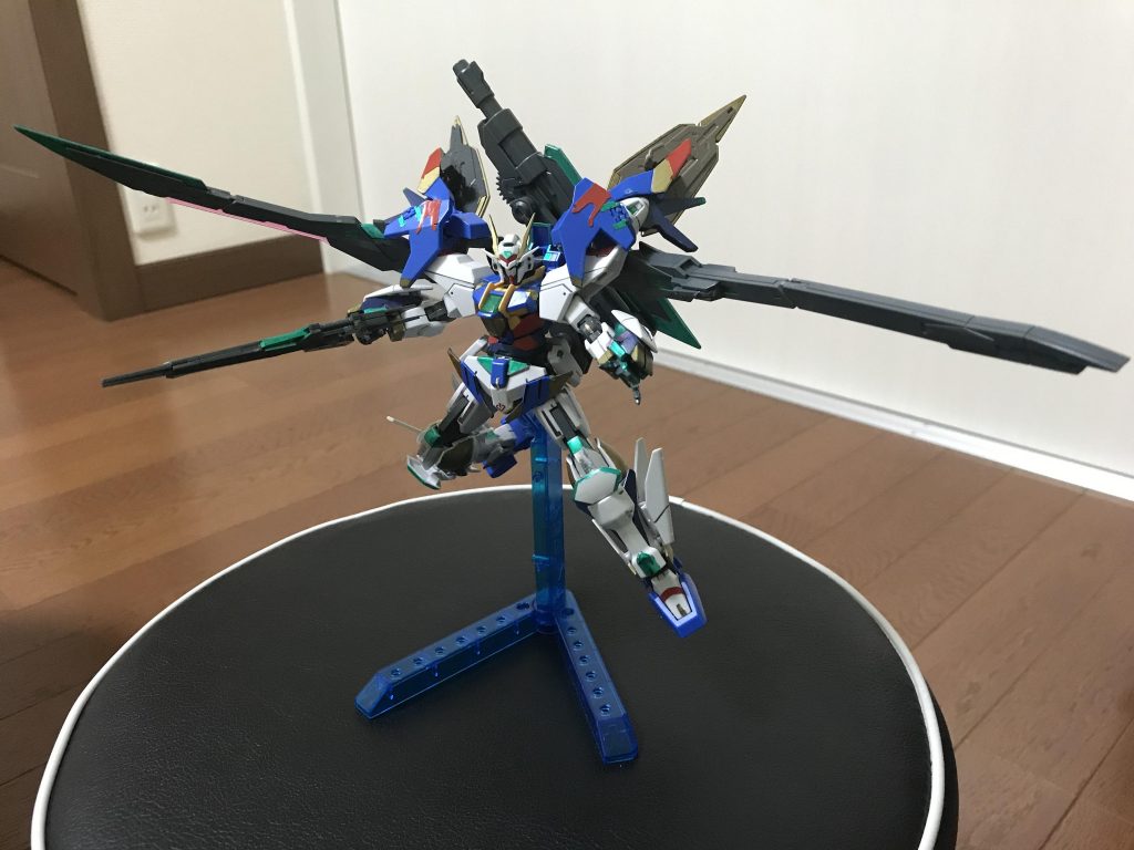 決戦仕様
ダブルオースカイ・ソルブライトフルブースト
みんな大好きフル装備ですね。まあ今日発売なのはマキシブーストなんですけどね(笑)
改造に使用したパーツはhgceストライクフリーダム、フルメカニクスバルバトスの余剰、age2マグナムの余剰となっております。元の機体から武装の変更はGNピストルを追加しただけですが、自分は武装追加で満足しがちなので、今回は本体の改造に焦点を当てました。