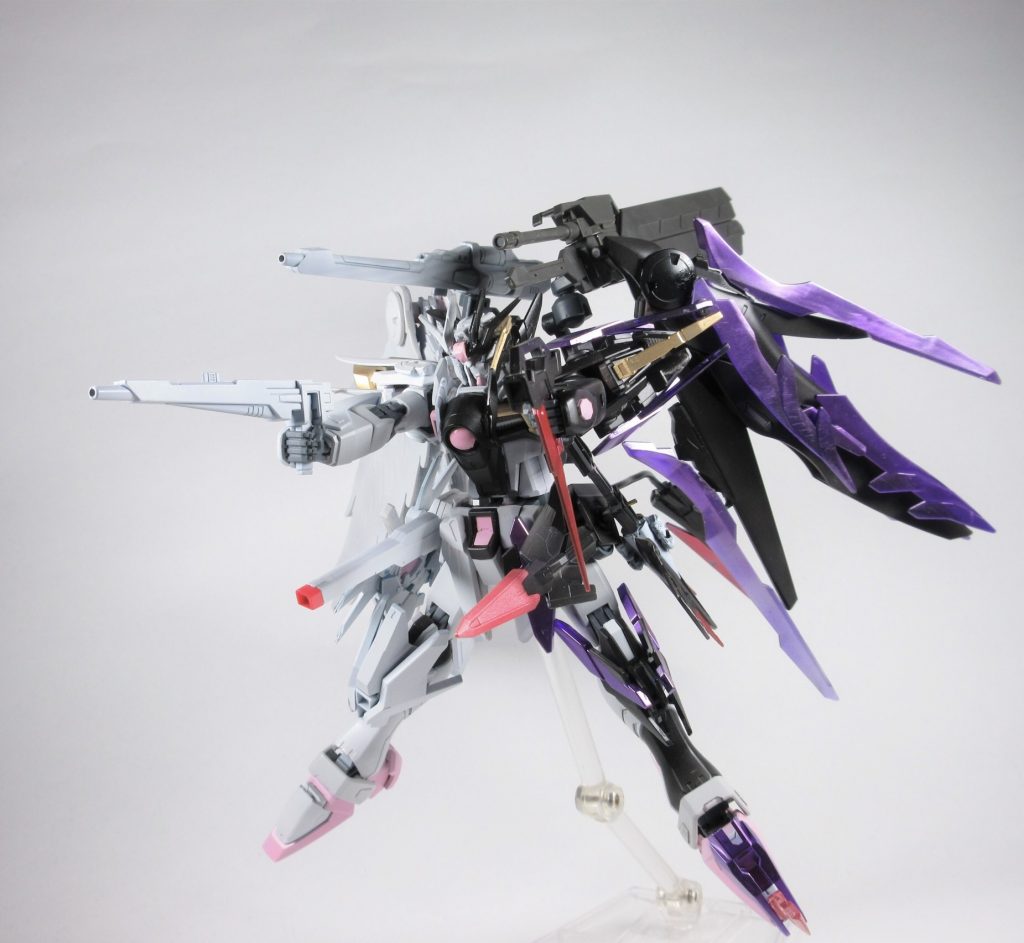 天弓ミストルティン
サイドアーマーに装備されたレールガン
ストライクフリーダムのクスィフィアスと同型のものだがより貫通力に重きが置かれており、フリーハンドで使える上に実弾なのでビームに耐性をもつ鉄血系の機体などに機体に有効打となるため装備されている
解説
その一撃は不死なるものを打ち抜き等しく安らぎを与える慈愛の矢
ミストルティンとは北欧神話に登場するバルドルの命を奪ったヤドリギの実
血染めのシーカ
叛逆のストロプェトム
サイドアーマーやリアアーマー、脚部に装備された赤色の実体剣
GN粒子でコーティングされているため非常に高い切断力を持つ
サイドアーマーとリアアーマーにはビームガンとしての機能とワイヤーによる擬似的なオールレンジ機能が搭載されている
膝のものは手持ちのビームガンとしての機能も持ちこちらは叛逆のストロプゥトムと呼ばれる
解説
飢え渇いた魔剣はその刀身を更に赫く染める為に今宵も獲物を探して彷徨う 
シーカとはラテン語で短剣を意味する
かつて神に反旗を翻した魔王が用いたとされる短銃、持ち主に叛逆の精神を増幅させる
ストロプゥトムとはラテン語で銃を意味する