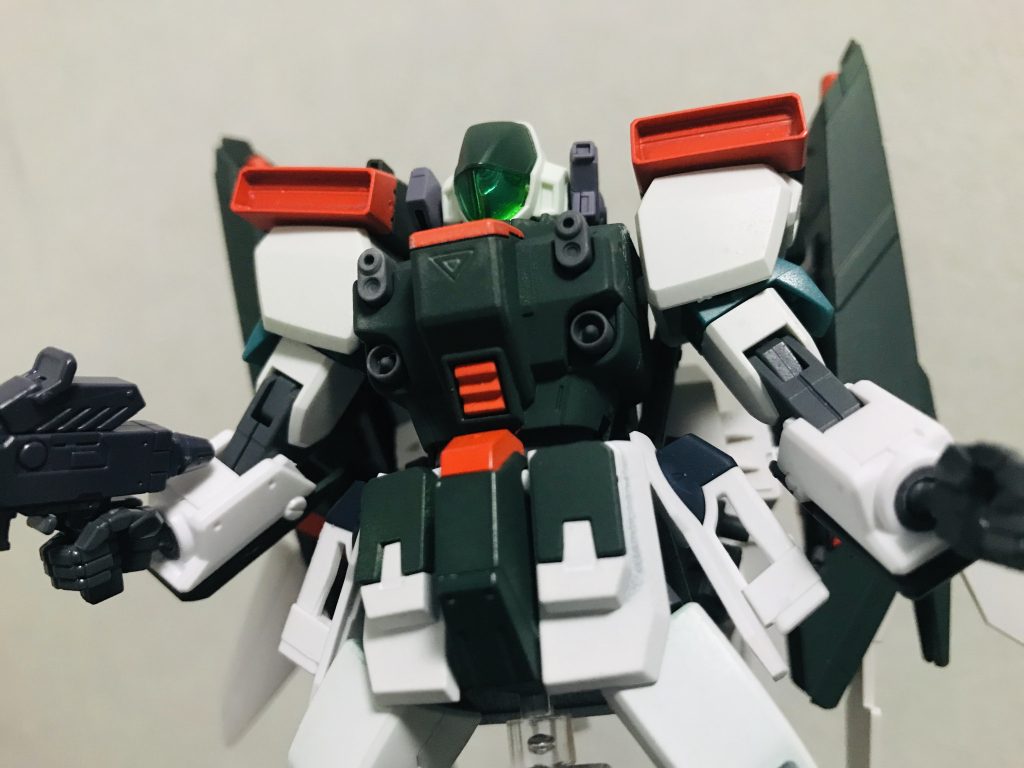 肩部のミサイルポッドは4発ずつのミサイルか15発ずつのマイクロミサイルと選択式。撃ち尽くした後にパージして機体の重量を減らす。
頭部や胸部のバルカンポッドによる牽制や腰部の有線式ミサイル等、主に近〜中距離での戦闘をメインとした武装が目立つ。