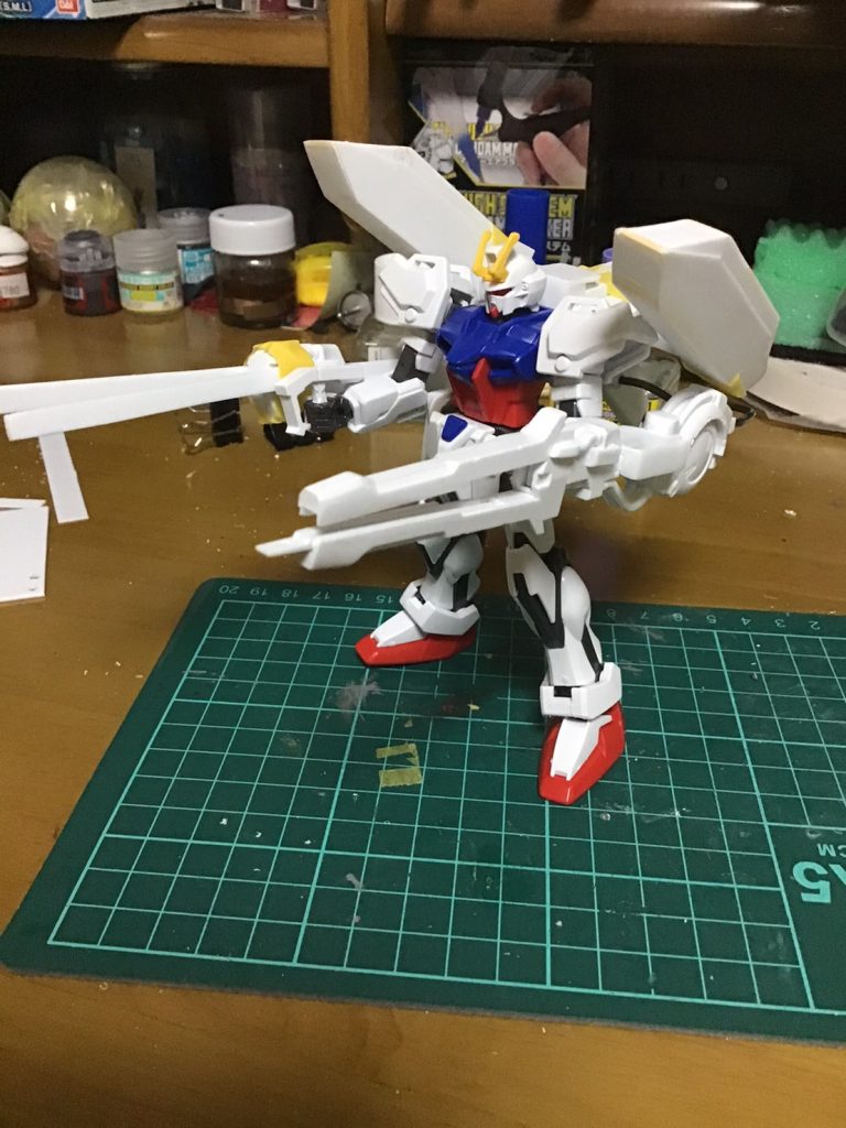 プラ板で背中部分を作成しましたが、とても自立出来そうになかったので急遽大型の武器を持たせてバランスを取りました。