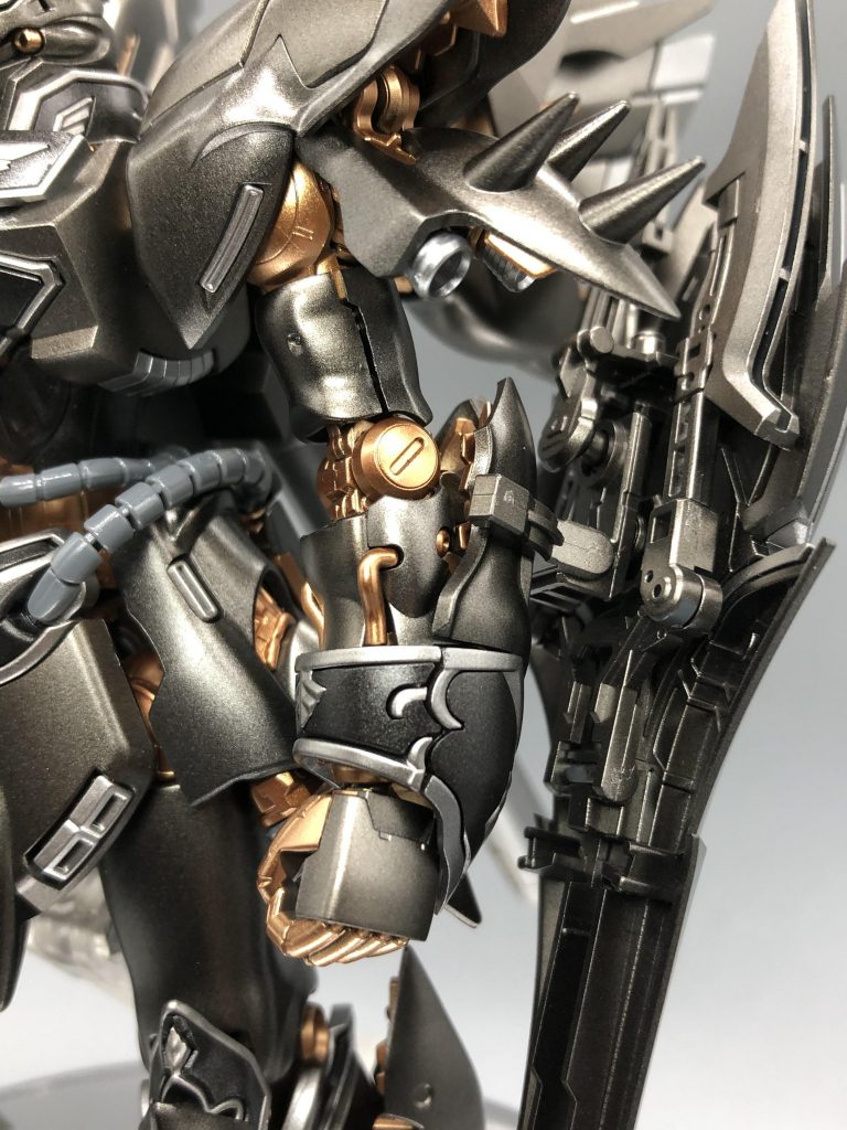 全体的に暗い印象にならないよう、フレームにパールカッパーを使用。