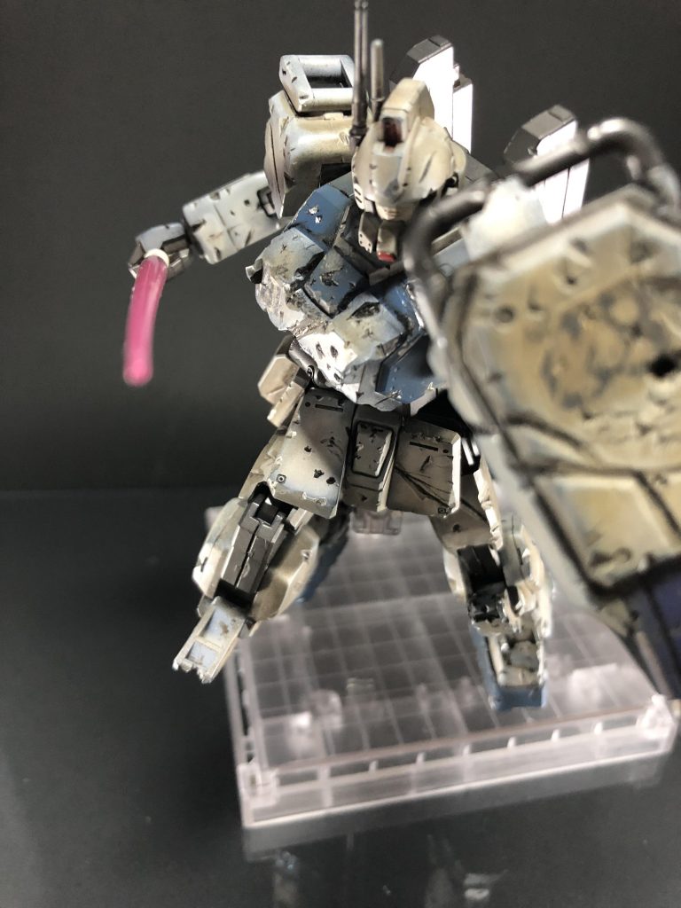 恐らく何かの雑誌のポージングを参考にしてみました。

サーベルも塗った方が良かったですね……





でですよ。
Ez8と言えば……