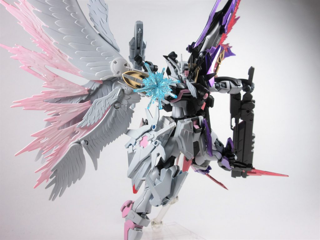 撃退のアイムール
追放のヤグルシ
フラッシュエッジ2の改良モデル
もっぱらビームブーメランとしての使用が主で簡易ドラグーンシステムによる制御も可能だが前作同様ヨハネの薄幸ぶりから命中率は高くない
解説
陰と陽、撃退と追放を意味する一対の槌
持ち主の意思に応じて敵対するものを打ち滅ぼす。
どちらもウガリット神話に登場するバアルの武器
サンシャインフィンガー
ディストピアフィンガー
パルマフィオキーナ掌底ビーム砲を改良したもの
名前こそシャイニングフィンガーに寄せているが基本的な機能は全くの別物である(ヨハネは必殺技は叫ぶものと認識してるので叫びやすいこちらに改名)
前作同様機動力の高い本機と相性の良い武装で一気に接近して叩き込む戦法が強力
解説
光と闇、相反する二つの力を司る掌底
二つをまともにくらえば敵は混沌へと還元される。