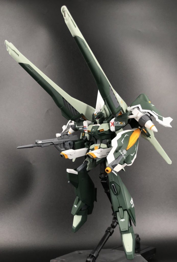 実は見た目重視で作ってたので普通に背部のビーム砲を構えると微妙な見た目になるのでフリーダムのビームキャノンのような構え方の方がまだカッコ良かったりします^_^;