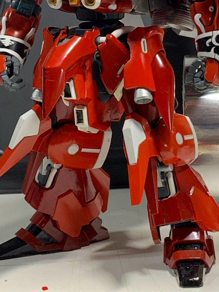 脚部拡大こちらはクシャトリヤをベースにサイドアーマーをMGシナンジュに変換MGパーツを付けても違和感無いクシャトリヤっていったい……(⌒-⌒; )