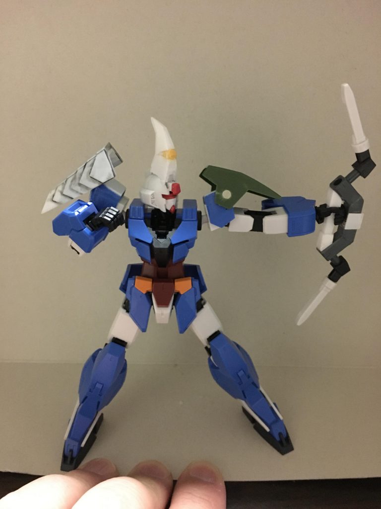 左肩は、ハイモック？かな。右肩は、旧MGνガンダムのフィンファンネルを切断してプラ板貼り付け。+  