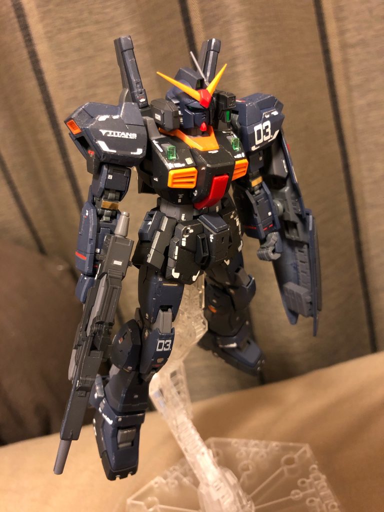 ミスターカラーのティターンズ ブルーを使用。青が明るすぎる印象だったので黒で暗めに調色しています。