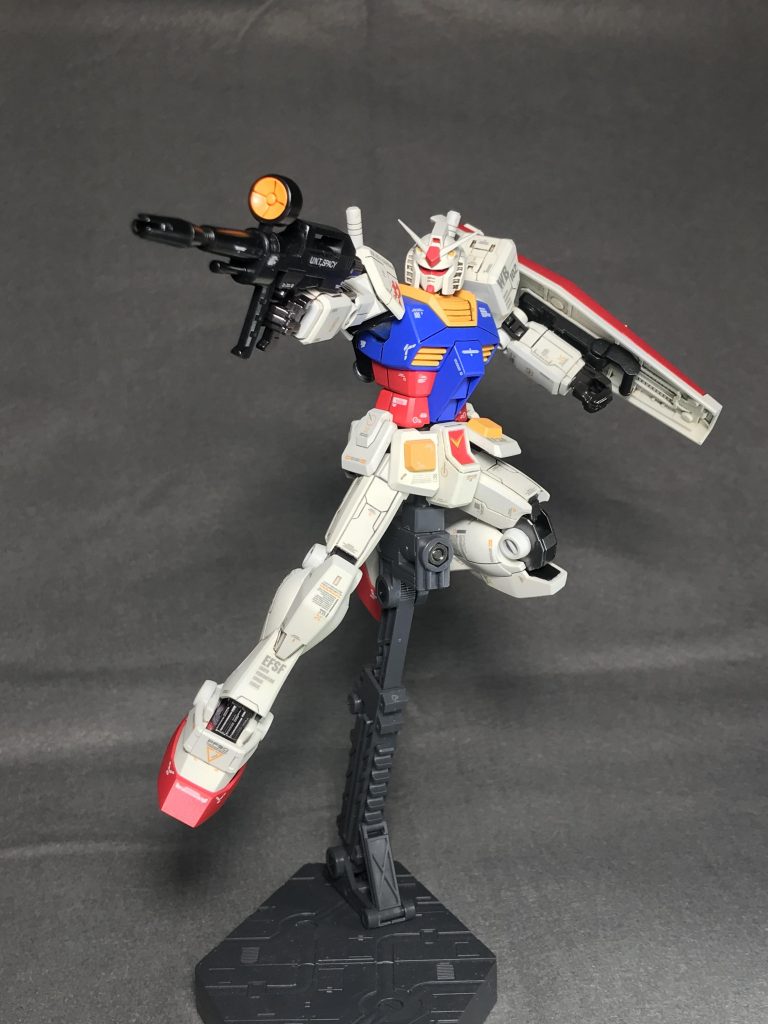 アクション:ビームライフル
何時もは関節と同じ色で塗ってしまう武装も今回は色を変えてみました。