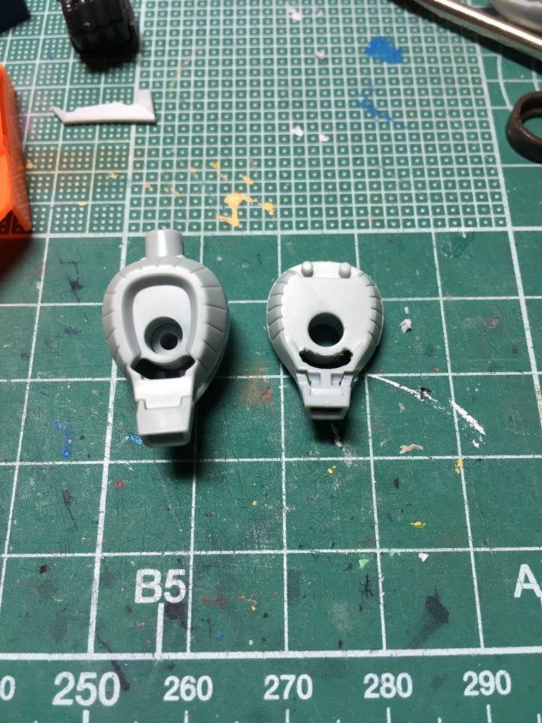 キットのままだとグフ・カスタムよりモノアイの可動域が狭いので、余剰のヘッドパーツを参考に、強度の保てる範囲で可動域を拡大しました(左がカスタム、右がフライトタイプ)。
モノアイ動かすときのピンが意外に細くて強度が不安です。